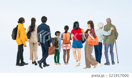 歩きながら何かを眺める幅広い世代の人々の後ろ姿の全身写真 121917000
