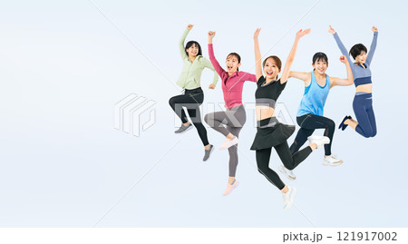 元気にジャンプするスポーツウェアを着た女性グループの全身写真 121917002