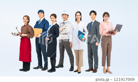 横に並ぶ様々な職業の人々のグループの全身写真 121917009