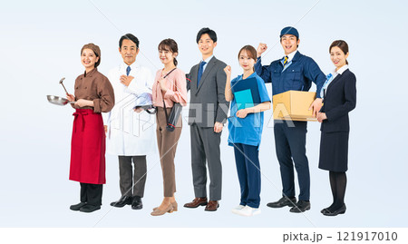 横に並ぶ様々な職業の人々のグループの全身写真 121917010