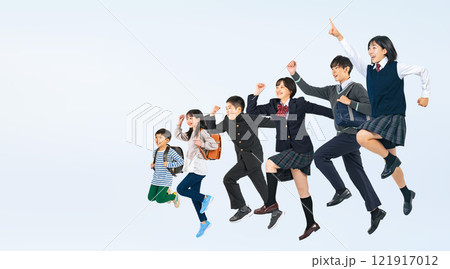 元気よくジャンプする様々な学年の学生グループの全身写真 121917012
