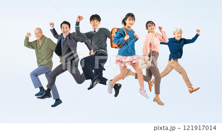 元気よくジャンプする三世代家族の全身写真 121917014