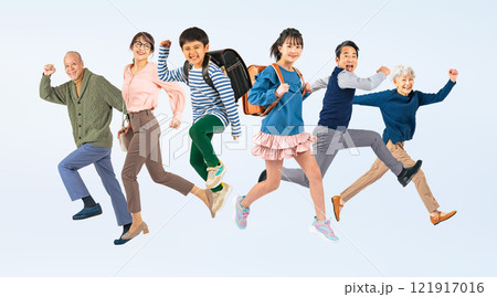 元気よくジャンプする三世代家族の全身写真 121917016