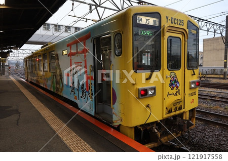 出発を待つラッピング単行ディーゼルカー 121917558