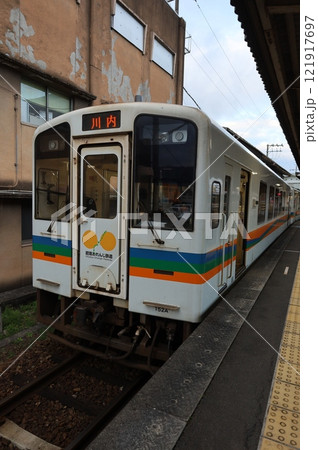 八代駅で出発を待つ肥薩オレンジ鉄道の気動車 八代駅で出発を待つ肥薩オレンジ鉄道の気動車 121917697