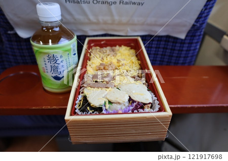 ミニテーブル完備の三セク鉄道で駅弁 121917698