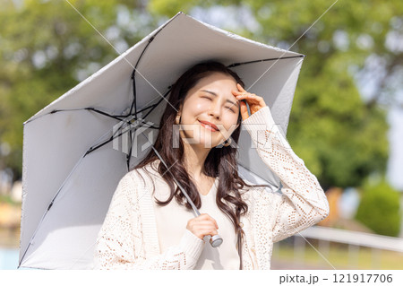日傘をさす女性 121917706