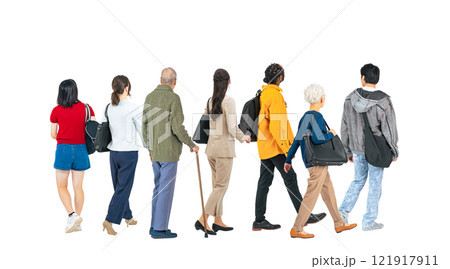歩きながら何かを眺める幅広い世代の人々の後ろ姿　手作業で精密に切り抜いた背景透過全身写真PNG 121917911