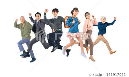 元気よくジャンプする三世代家族　手作業で精密に切り抜いた背景透過全身写真PNG 121917921