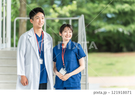 白衣・スクラブを着た医者・医師・看護師・医療従事者・ドクター・作業療法士・理学療法士の男女 白衣・スクラブを着た医者・医師・看護師・医療従事者・ドクター・作業療法士・理学療法士の男女 121918071