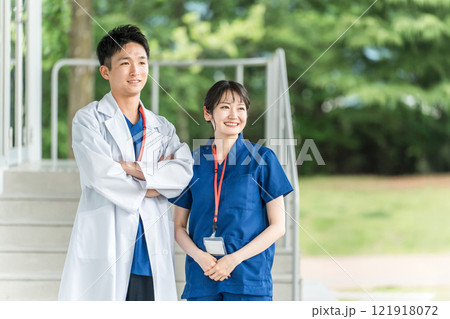 白衣・スクラブを着た医者・医師・看護師・医療従事者・ドクター・作業療法士・理学療法士の男女 121918072