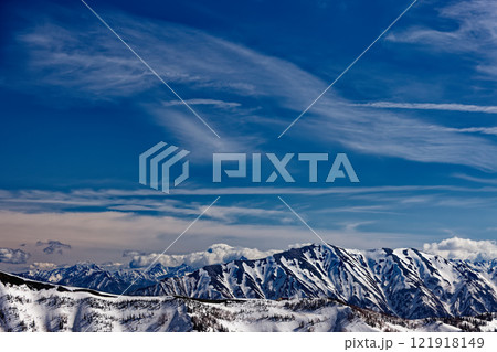 北アルプス・冷池付近から見る残雪の蓮華岳と槍・穂高連峰 121918149