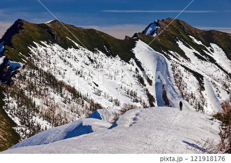 北アルプス・冷池付近を行く登山者と残雪の爺ヶ岳 北アルプス・冷池付近を行く登山者と残雪の爺ヶ岳 121918176