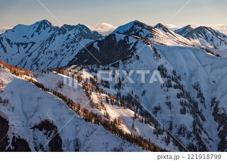 北アルプス・冷池付近から見る夕照の針ノ木岳の稜線 121918799