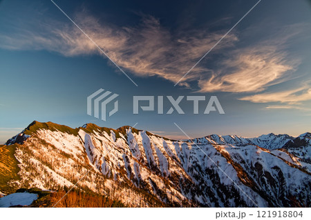 北アルプス・冷池付近から見る夕照の爺ヶ岳・針ノ木岳 121918804