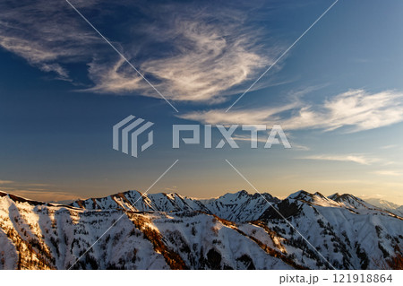 北アルプス・冷池付近から見る夕照の針ノ木岳・蓮華岳 北アルプス・冷池付近から見る夕照の針ノ木岳・蓮華岳 121918864