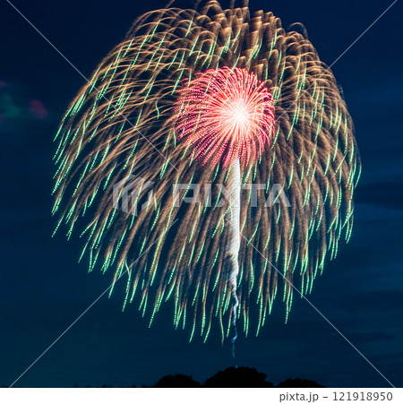 夜空に広がる花火 121918950