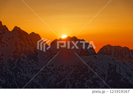 北アルプス・冷池付近から見る剱岳稜線への日没 121919167