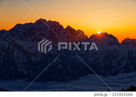 北アルプス・冷池付近から見る剱岳への日没 121919168