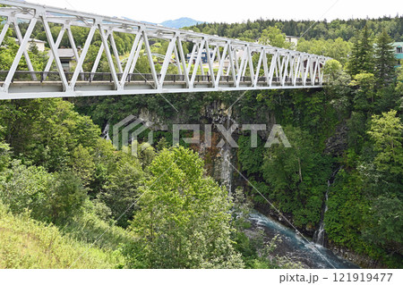 美瑛川にかかる白金橋 121919477