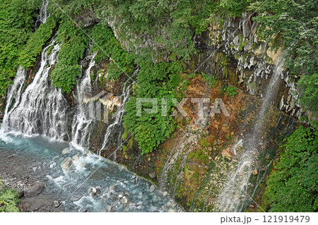 美瑛川に注ぎ込む白ひげの滝 121919479