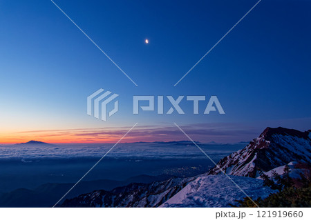 北アルプス・鹿島槍ヶ岳への登りから見る夜明けの爺ヶ岳・浅間山・八ヶ岳・富士山 121919660