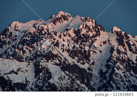 北アルプス・鹿島槍ヶ岳への登りから見る朝焼けの剱岳 121919665
