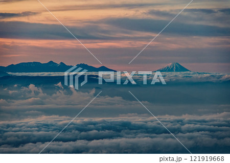 北アルプス・鹿島槍ヶ岳への登りから見る夜明けの八ヶ岳連峰と富士山 北アルプス・鹿島槍ヶ岳への登りから見る夜明けの八ヶ岳連峰と富士山 121919668