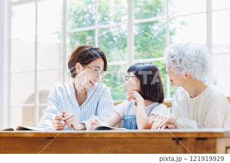 楽しく勉強する笑顔の三世代家族 楽しく勉強する笑顔の三世代家族 121919929