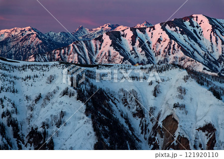 北アルプス・鹿島槍ヶ岳への登りから見る朝日差す槍・穂高連峰 121920110