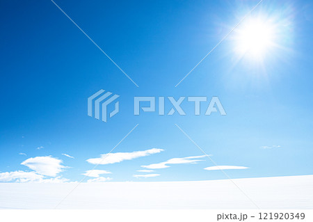 冬の北海道らしい雪原と青空と太陽のあるシンプルな風景 121920349