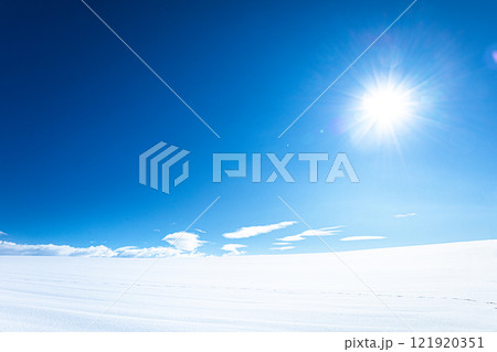 冬の北海道らしい雪原と青空と太陽のあるシンプルな風景 冬の北海道らしい雪原と青空と太陽のあるシンプルな風景 121920351