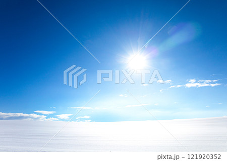 冬の北海道らしい雪原と青空と太陽のあるシンプルな風景 冬の北海道らしい雪原と青空と太陽のあるシンプルな風景 121920352