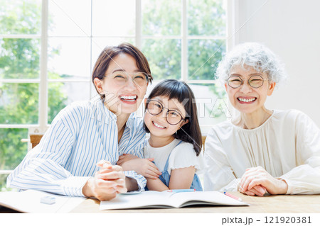 楽しく勉強する笑顔の三世代家族 121920381