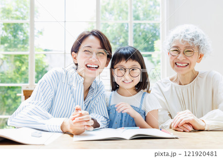 楽しく勉強する笑顔の三世代家族 楽しく勉強する笑顔の三世代家族 121920481