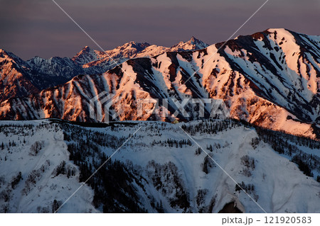 北アルプス・鹿島槍ヶ岳への登りから見る夜明けの槍・穂高連峰 121920583
