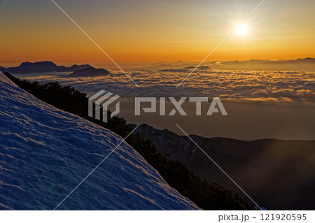 北アルプス・鹿島槍ヶ岳への登りから見る朝日と雲海 北アルプス・鹿島槍ヶ岳への登りから見る朝日と雲海 121920595