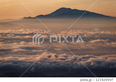 北アルプス・鹿島槍ヶ岳への登りから見る朝焼けの浅間山と雲海 121920597
