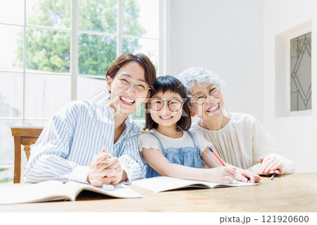 楽しく勉強する笑顔の三世代家族 121920600