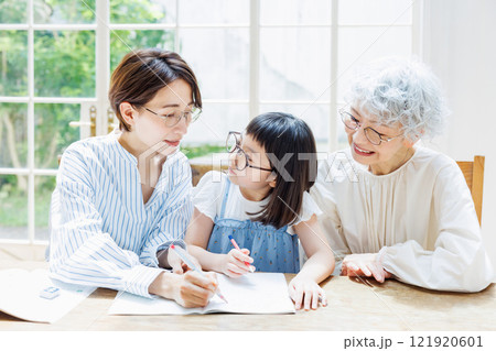 楽しく勉強する笑顔の三世代家族 121920601