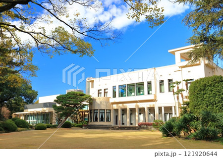 【東京都】晴天の東京都庭園美術館 121920644