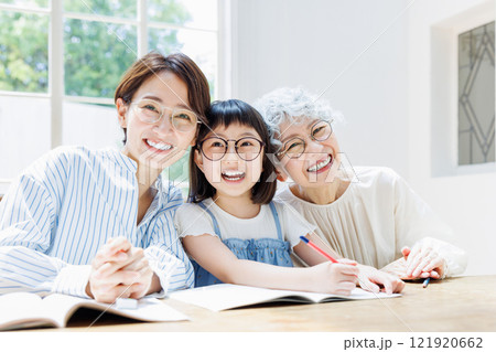 楽しく勉強する笑顔の三世代家族 楽しく勉強する笑顔の三世代家族 121920662
