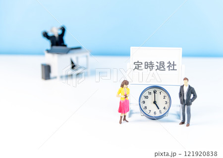 仕事が終わって定時退社したい願望をイメージ化した写真 121920838