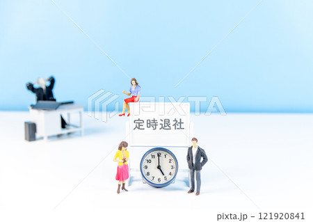 仕事が終わって定時退社したい願望をイメージ化した写真 仕事が終わって定時退社したい願望をイメージ化した写真 121920841