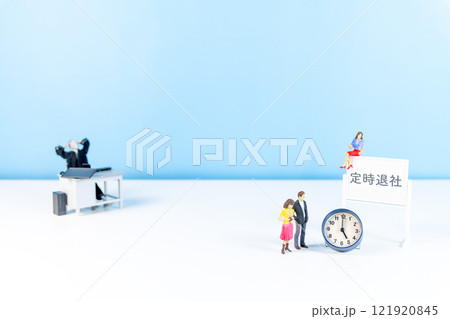 仕事が終わって定時退社したい願望をイメージ化した写真 121920845