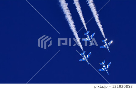 青空を飛びブルーインパルス 青空を飛びブルーインパルス 121920858