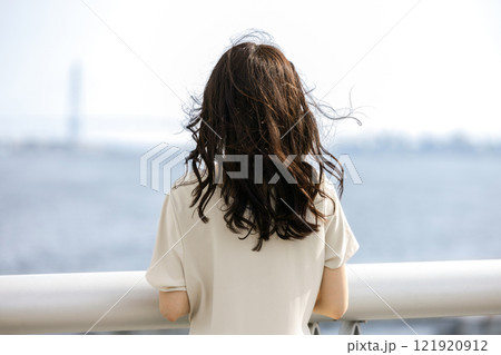 海を見つめる若い女性 121920912