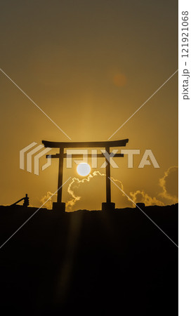 鳥居に昇る朝日 121921068