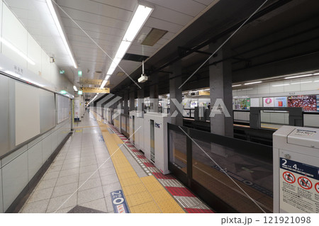 東京メトロ_日比谷線_神谷町駅_六本木方面の駅ホーム 121921098