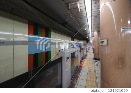 東京メトロ_日比谷線_東銀座駅ホーム 121921099